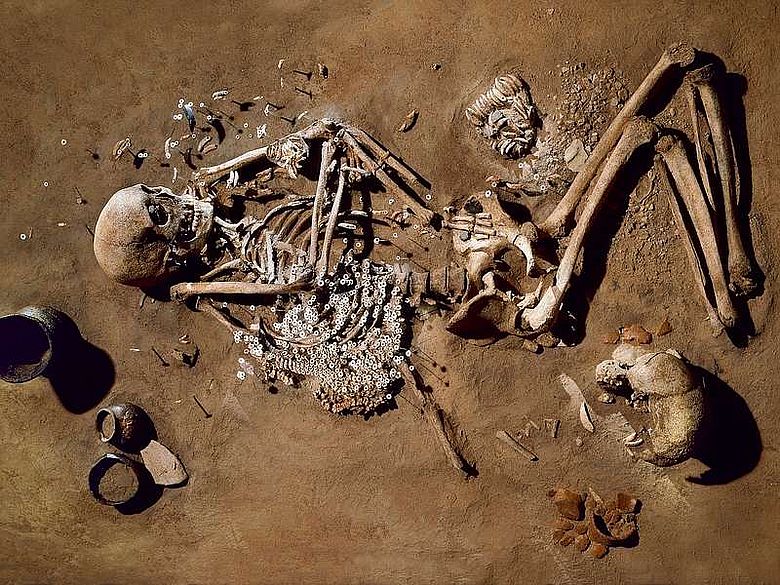Bestattung eines erwachsenen Mannes neben Dutzenden Flußmuscheln, Salzmünde, Saalekreis