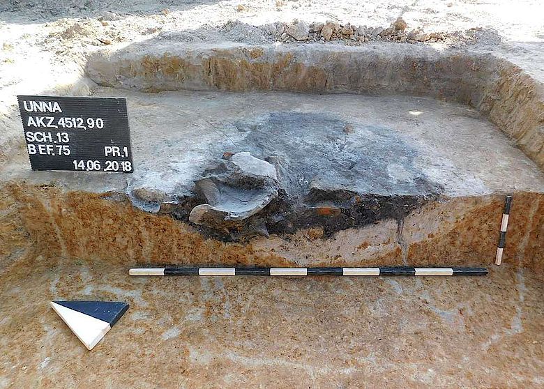 In dieser Abfallgrube sind besonders große Keramikscherben eines Gefäßes aus der Eisenzeit erhalten
