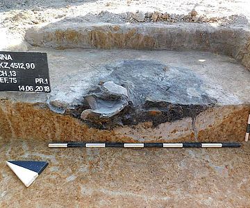 In dieser Abfallgrube sind besonders große Keramikscherben eines Gefäßes aus der Eisenzeit erhalten