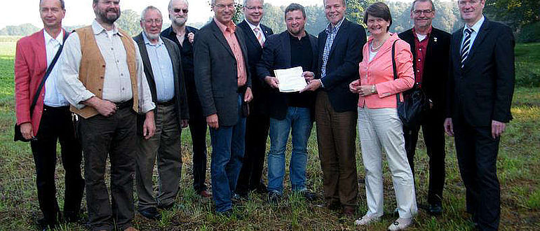 DBU-Kurator Matthias Miersch überreichte den Bewilligungsbescheid