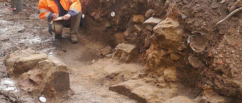 Grabungsleiter Thies Evers legt eine Detailzeichnung der Mauerreste an