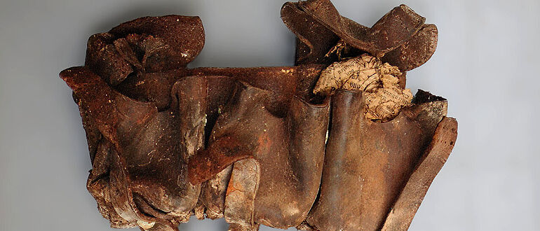 Koppeltasche mit Zeitungsresten