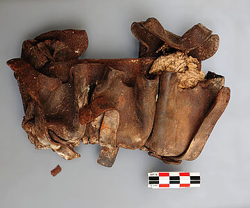 Koppeltasche mit Zeitungsresten