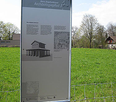 Neue Infotafel im Bereich der gallorömischen Umgangstempel (Quelle: Archäologischer Dienst Bern)