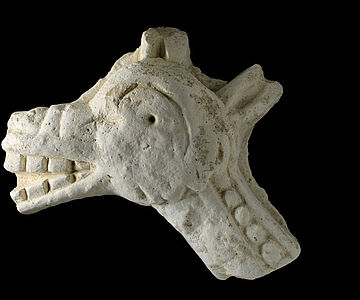 Drachenkopf aus Stuck