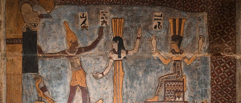 Deckengemälde in Esna vor und nach der Restaurierung