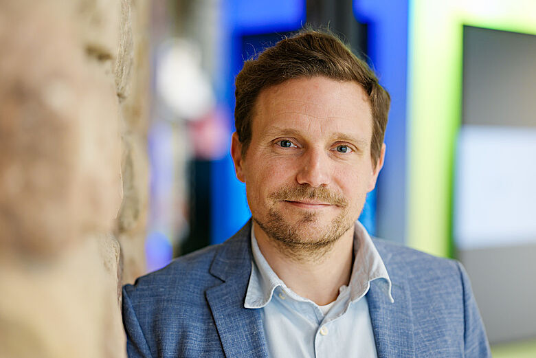 Der Sprachforscher Professor Christian Bentz erforscht gemeinsam mit der Archäologin Dr. Ewa Dutkiewicz Zeichenfolgen auf Steinzeit-Artefakten in einem Projekt