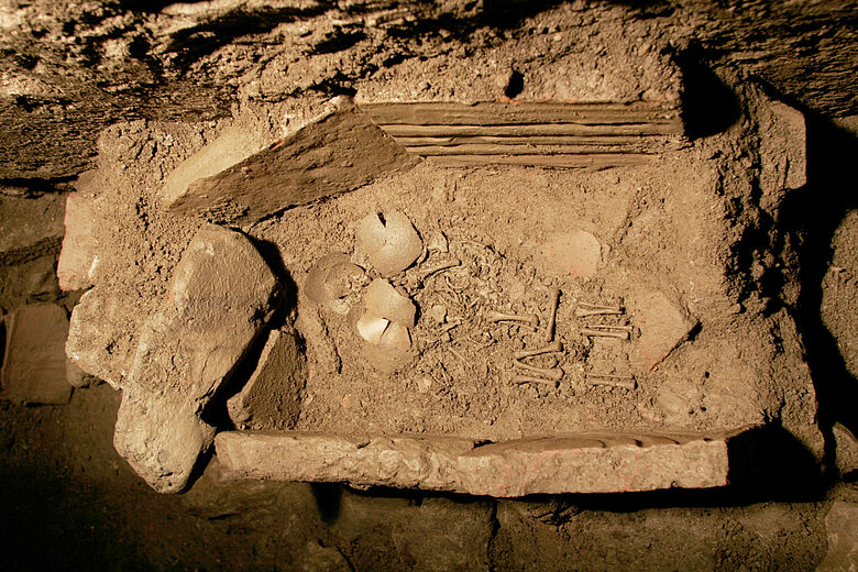 Doppelbestattung zweier Neugeborener in Ephesos Doppelbestattung zweier Neugeborener in Ephesos