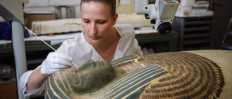 Susanne Kummer konserviert den über 2.600 Jahre alten Sarg