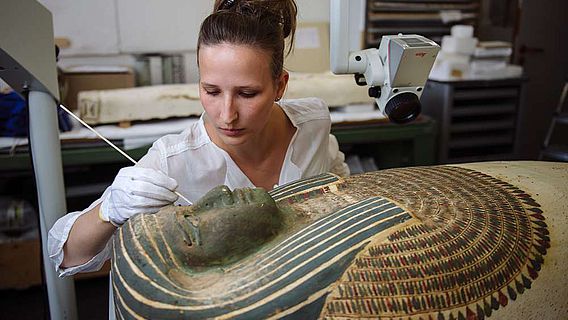 Susanne Kummer konserviert den über 2.600 Jahre alten Sarg
