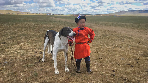 Junge mit Hund in der Mongolei