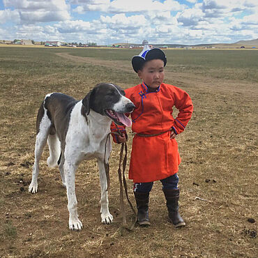 Junge mit Hund in der Mongolei