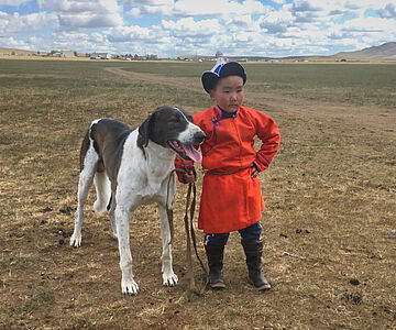 Junge mit Hund in der Mongolei