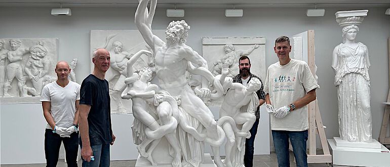 Der originalgetreue, ca. 260 kg schwere Abguss der Laokoongruppe nach seiner Ankunft im Skulpturensaal der Goethe-Universität