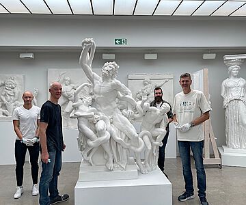 Der originalgetreue, ca. 260 kg schwere Abguss der Laokoongruppe nach seiner Ankunft im Skulpturensaal der Goethe-Universität