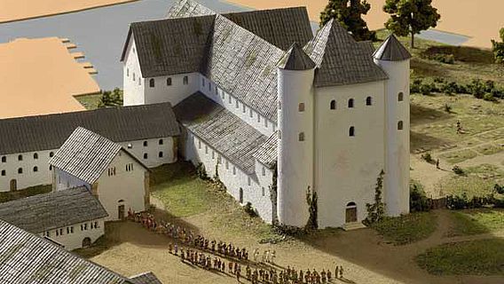 Die Bauten Meinwerks rund um den Dom im Modell im Museum in der Kaiserpfalz. Das Domkloster war ein länglicher Bau und schloss nördlich (hier links) an den Dom an, nun werden seine Überreste genauer erforscht. (Abb.: A. Hoffmann)
