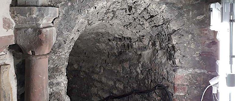 Die Treppe im Vorraum führt hinuter zum stark beschädigten Badeschacht Die Treppe im Vorraum führt hinuter zum stark beschädigten Badeschacht