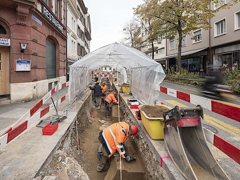 Die Bauarbeiten für den Ausbau des Fernwärmenetzes in den Quartieren rund um den Wettsteinplatz werden von der Archäologischen Bodenforschung eng begleitet
