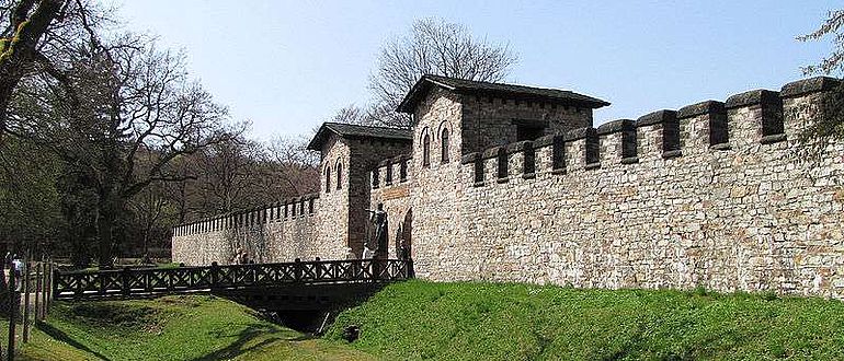 Eingangsbereich des Römermuseums Saalburg (Foto: Holger Weinandt, CC BY-SA 3.0)