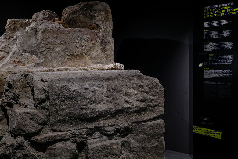 Die vor Ort konservierte Mauer bildet das Herzstück des neu eingerichteten Archäologischen Schauraums. (Foto: Adrian Jost, Archäologische Bodenforschung Basel-Stadt)