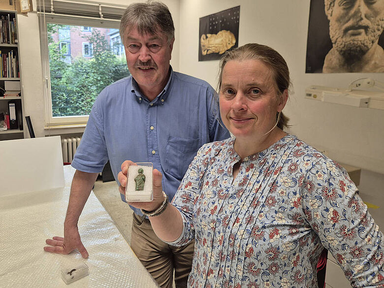 Die Archäologen Dr. Frank Both und Dr. Anette Siegmüller haben die wirkliche Herkunft der Funde im Landesmuseum Natur und Mensch Oldenburg ausfindig gemacht Die Archäologen Dr. Frank Both und Dr. Anette Siegmüller haben die wirkliche Herkunft der Funde im Landesmuseum Natur und Mensch Oldenburg ausfindig gemacht