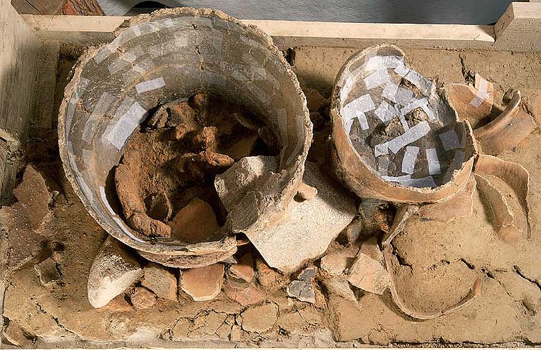 Freilegung der en bloc geborgenen Gefäße (Foto: Archäologische Bodenforschung Basel)
