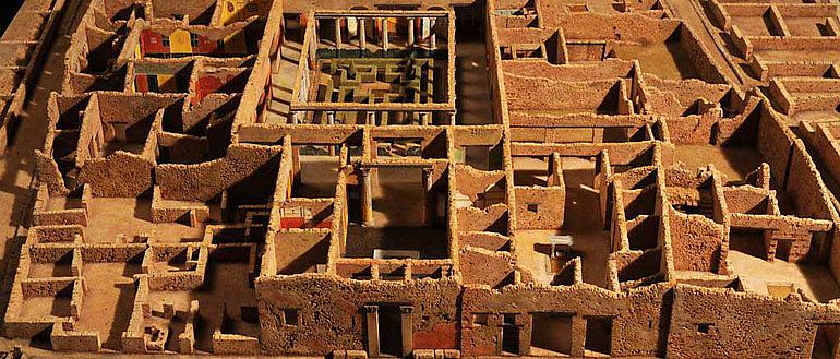 Abb. 2| Detailansicht des Korkmodells der Insula I 10 von Pompeji im Maßstab 1:50. Es wurde 2010 / 2011 vom Kölner Künstler Dieter Cöllen angefertigt und zeigt einen künstlichen Zustand der Ruine. Zentral zu sehen sind der herrschaftliche Hauseingang, sowie das atrium und peristylium der Casa del Menandro. Die moderne Überdachung ist dabei nicht nachgebildet, die modern wieder errichteten Säulen der Portiken sind stattdessen dargestellt © J. Liptak Abb. 2| Detailansicht des Korkmodells der Insula I 10 von Pompeji im Maßstab 1:50. Es wurde 2010 / 2011 vom Kölner Künstler Dieter Cöllen angefertigt und zeigt einen künstlichen Zustand der Ruine. Zentral zu sehen sind der herrschaftliche Hauseingang, sowie das atrium und peristylium der Casa del Menandro. Die moderne Überdachung ist dabei nicht nachgebildet, die modern wieder errichteten Säulen der Portiken sind stattdessen dargestellt © J. Liptak
