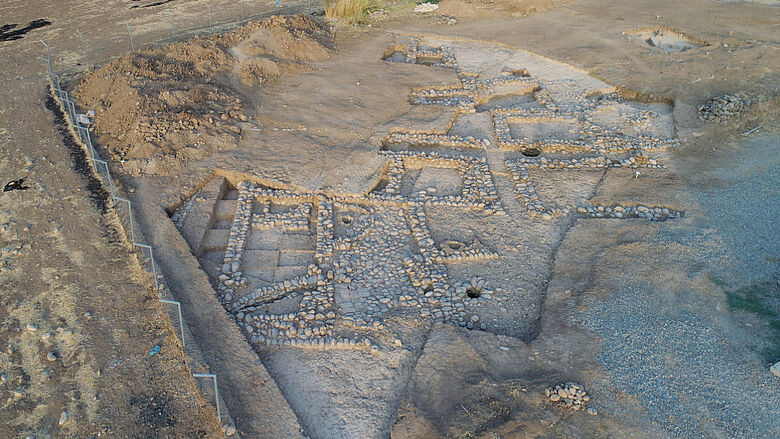 Freigelegte Töpferwerkstatt von Gird-i Bazar (Drohenaufnahme)