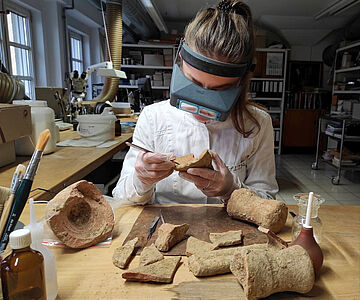 Amphorenscherben in Restaurierungswerkstatt