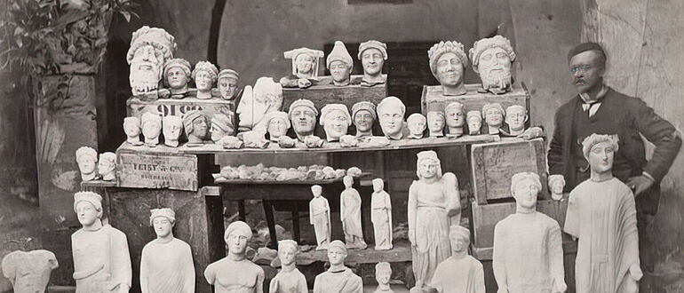 Max Ohnefalsch-Richter mit Skulpturen