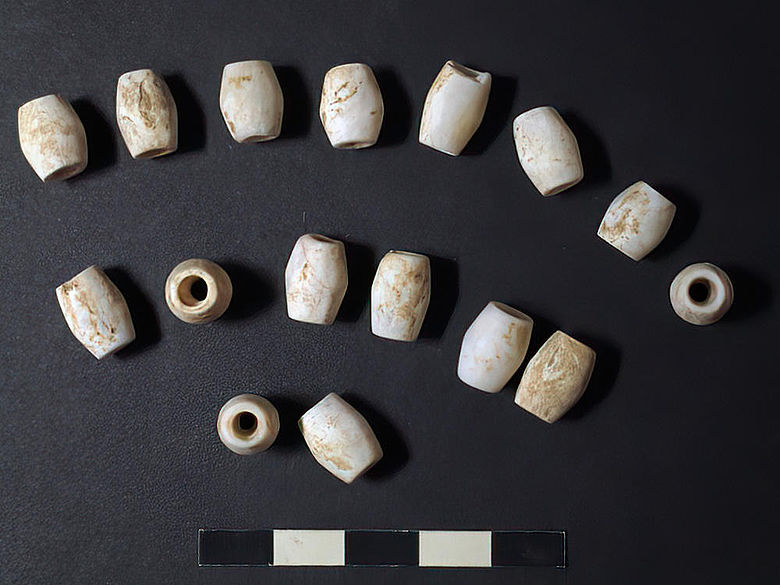 Kalksteinperlen aus neolithischer Frauenbestattung