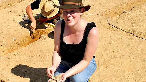 Die Archäologin Sabine Hornung zeigt an der Ausgrabungsstätte die Überreste eines antiken Vorratsgefäßes
