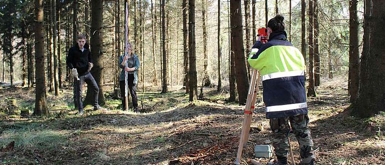 Studierende der Universität Kiel vermessen den Wall