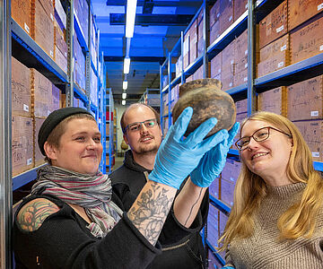 Forschende im Fundmagazin