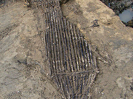 Die 1.600 Jahre alte Fischreuse in der Fundsituation. Foto: LWL