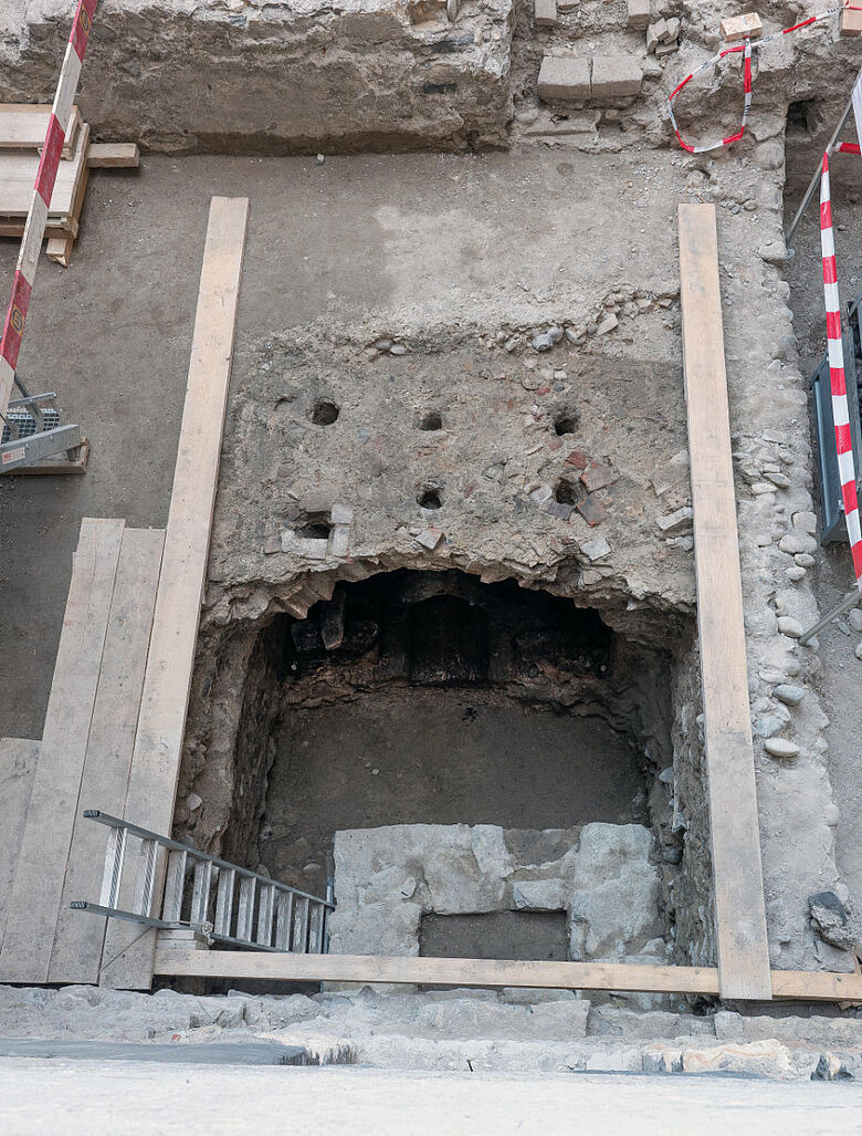 Blick auf den Mörtelboden des Speiseraums mit darunterliegender Warmluftheizung Blick auf den Mörtelboden des Speiseraums mit darunterliegender Warmluftheizung