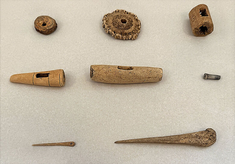 Knochenschmuck und -werkzeuge