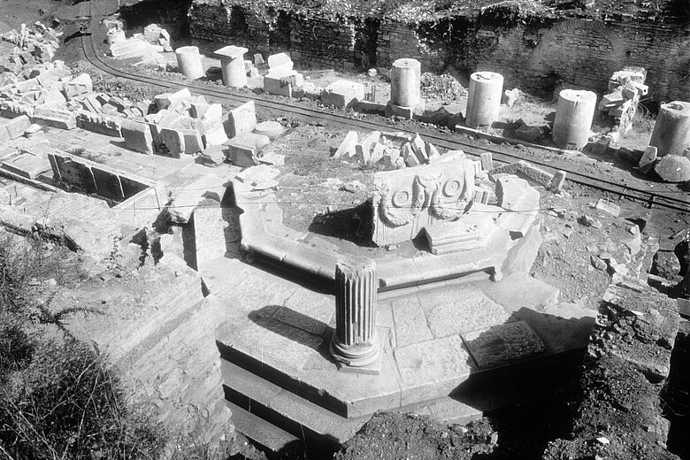 Die Überreste des Oktogons in Ephesos, historisches Bild.