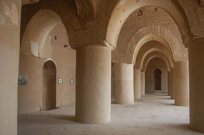Pfeilerhallen sind charakteristisch für die Moschee in der iranischen Stadt Damghan, die auf das 9. bis 10. Jahrhundert datiert wird