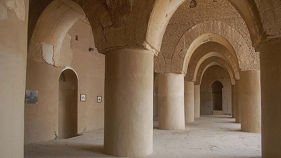 Pfeilerhallen sind charakteristisch für die Moschee in der iranischen Stadt Damghan, die auf das 9. bis 10. Jahrhundert datiert wird
