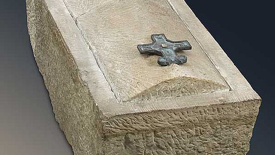 In diesem Sarkophag wurde Bischof Meinwerk Nach seinem Tod am 5. Juni 1036 beigesetzt; der Deckel ist nicht original.(Foto: A. Hoffmann)