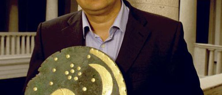 Dr. Harald Meller mit der Himmelsscheibe von Nebra (Foto: Landesamt für Denkmalpflege und Archäologie Sachsen-Anhalt)