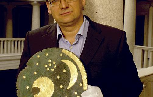Dr. Harald Meller mit der Himmelsscheibe von Nebra (Foto: Landesamt für Denkmalpflege und Archäologie Sachsen-Anhalt)