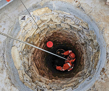 Blick in den Brunnenschacht