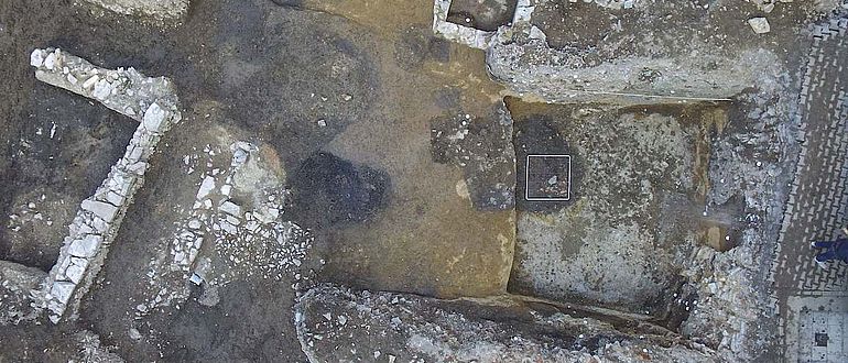 Luftbild eines Teils der Grabungsfläche mit Mauern von Kellern und Parzellengrenzen