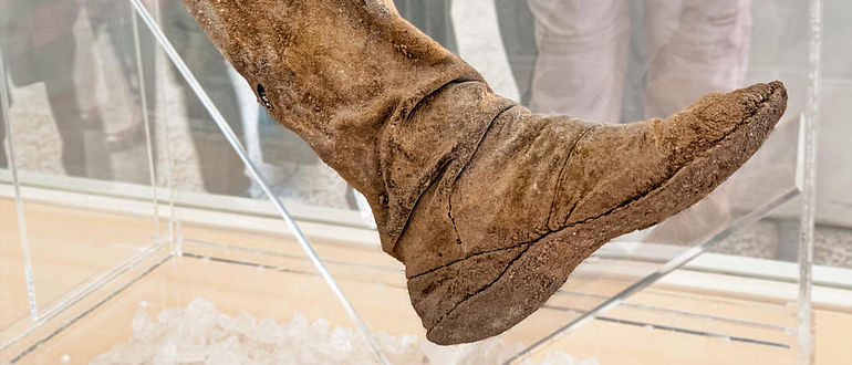 Stiefel einer Salzmumie im Nationalmuseum Teheran