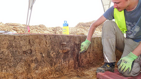 Eisenzeitliche Grube im Grabungsprofil