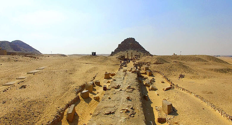 Blick auf die Pyramidenanlage des Sahura