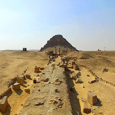 Blick auf die Pyramidenanlage des Sahura