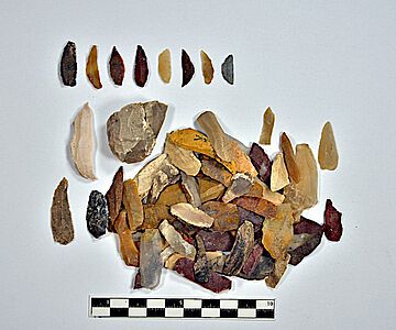 Auswahl von Steinwerkzeugen (oben) und Halbfertigprodukten aus dem Epipaläolithikum